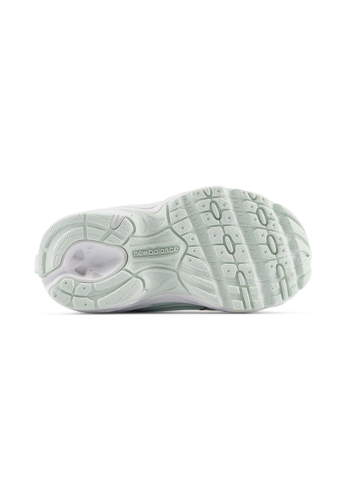 Suela de una zapatilla New Balance de color claro que muestra el patrón de la suela y el nombre de la marca sobre un fondo blanco.