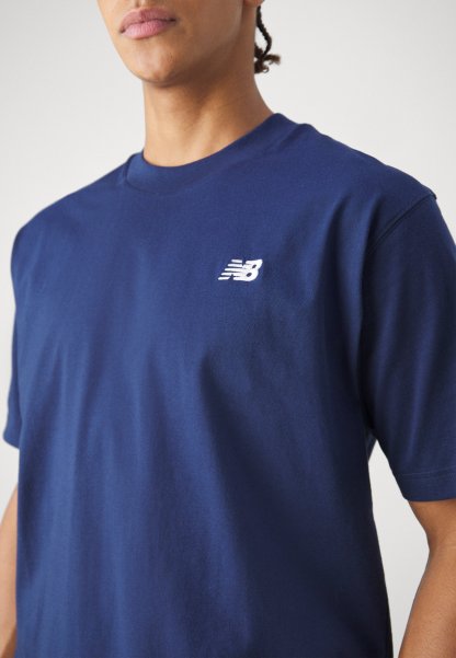 Camiseta de algodón azul marino con cuello redondo y mangas cortas, con un pequeño logo bordado en blanco en la zona izquierda del pecho.