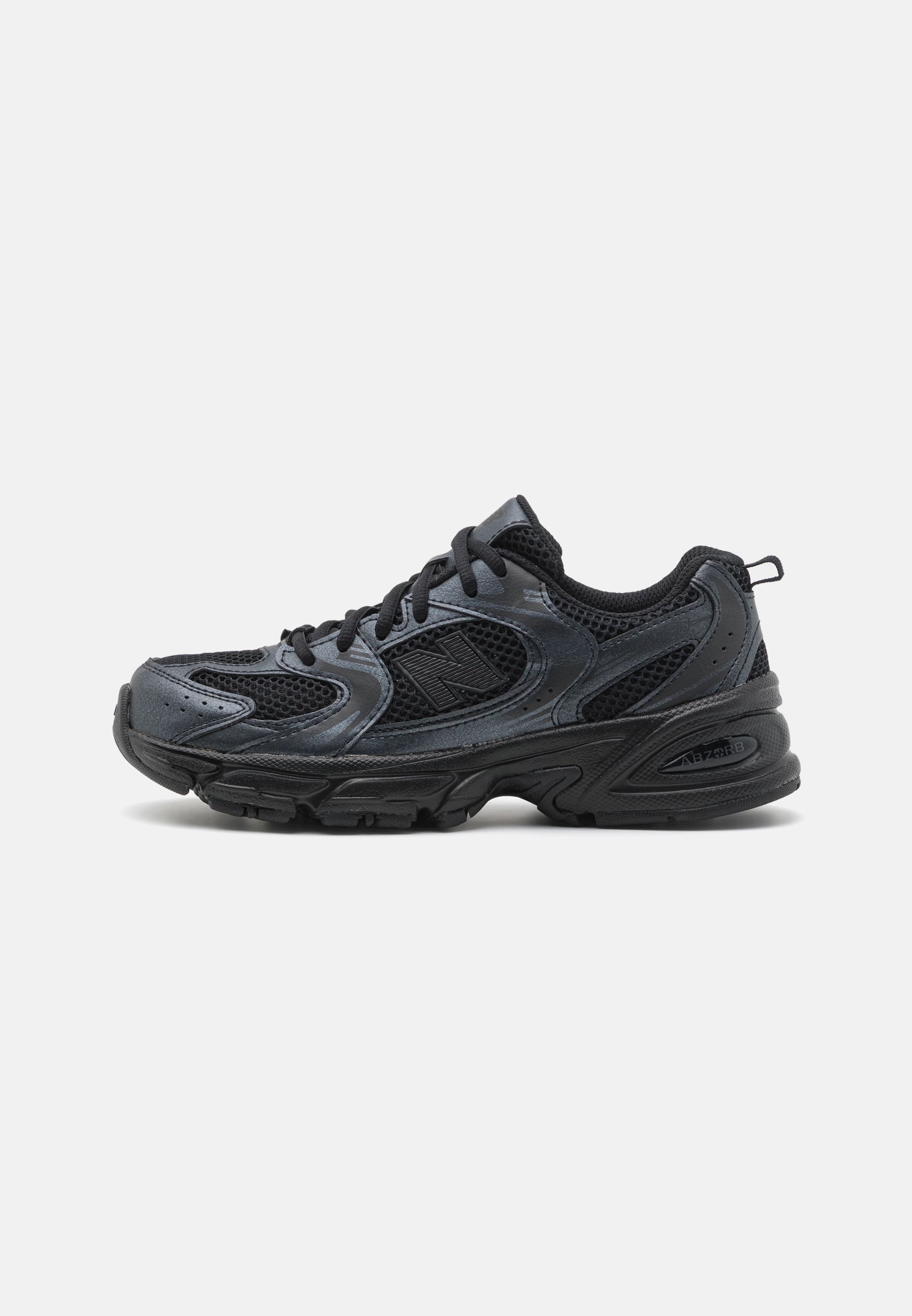Zapatilla deportiva negra con paneles de malla y acentos sintéticos suaves. Cuenta con una suela de goma gruesa y un cierre de cordones para un ajuste seguro.
