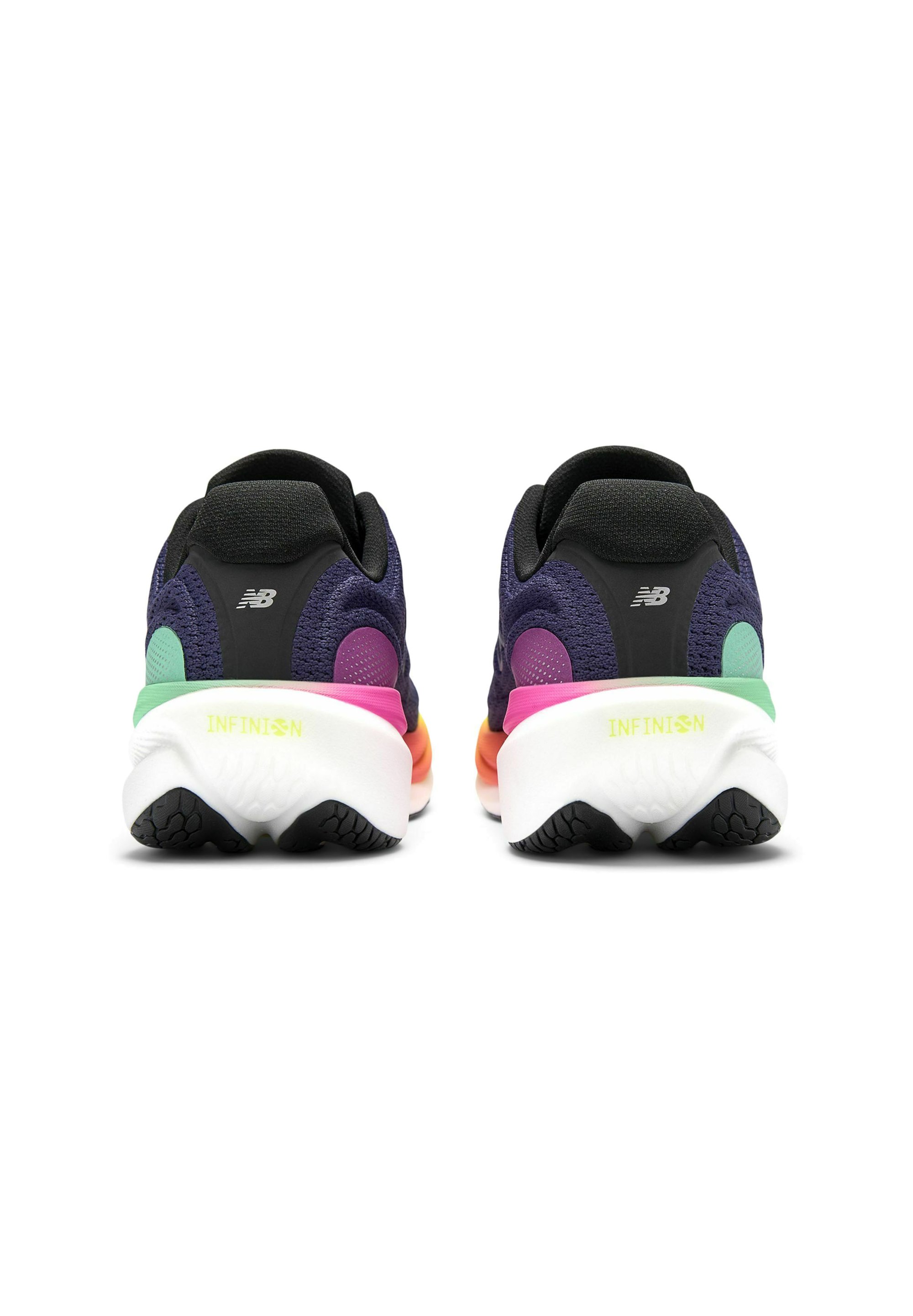 Par de zapatillas de running New Balance multicolor con parte superior de malla púrpura, suelas blancas y detalles en verde, rosa y naranja, mostradas desde atrás.