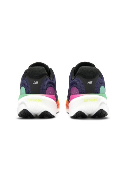 Par de zapatillas de running New Balance multicolor con parte superior de malla púrpura, suelas blancas y detalles en verde, rosa y naranja, mostradas desde atrás.