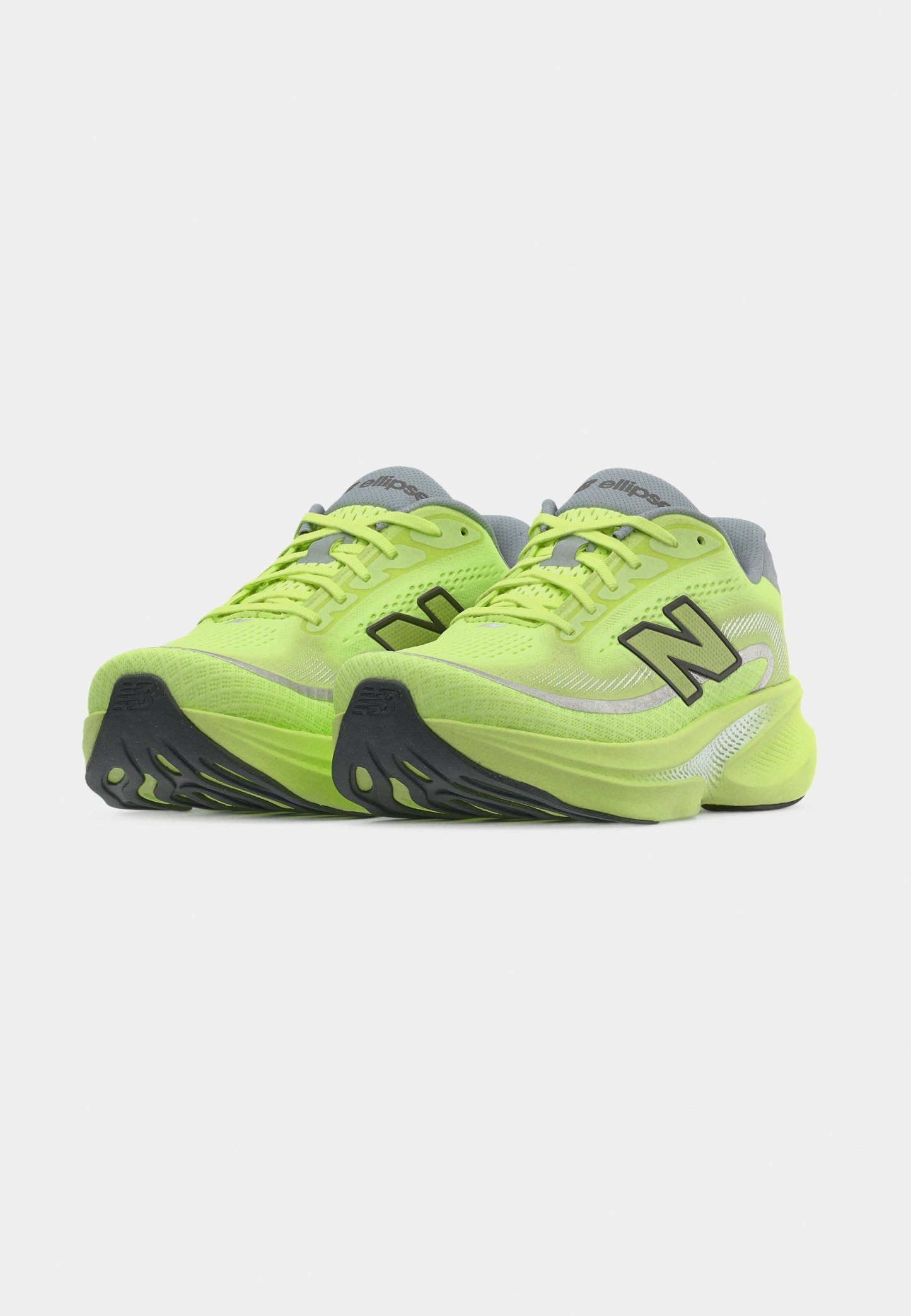 Par de zapatillas de running New Balance en neón verde y gris, con suelas negras, parte superior de malla y logotipo "N" en los laterales.