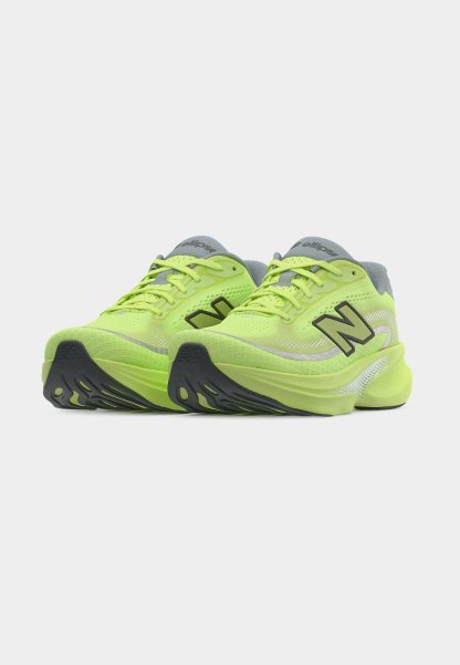 Par de zapatillas de running New Balance en neón verde y gris, con suelas negras, parte superior de malla y logotipo "N" en los laterales.