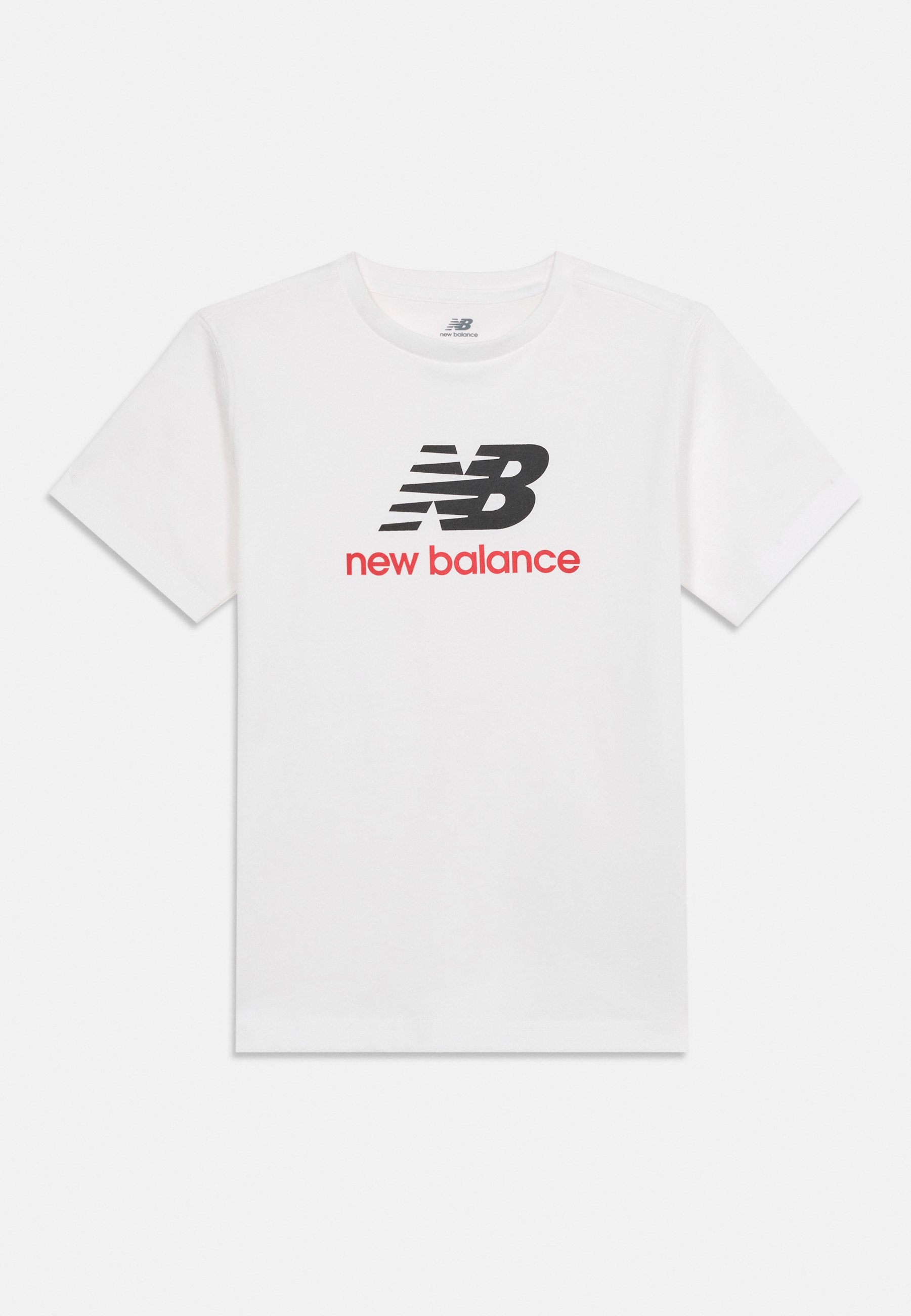Camiseta blanca de manga corta con el logo "NB" en negro y el texto "new balance" en rojo centrados en el pecho.