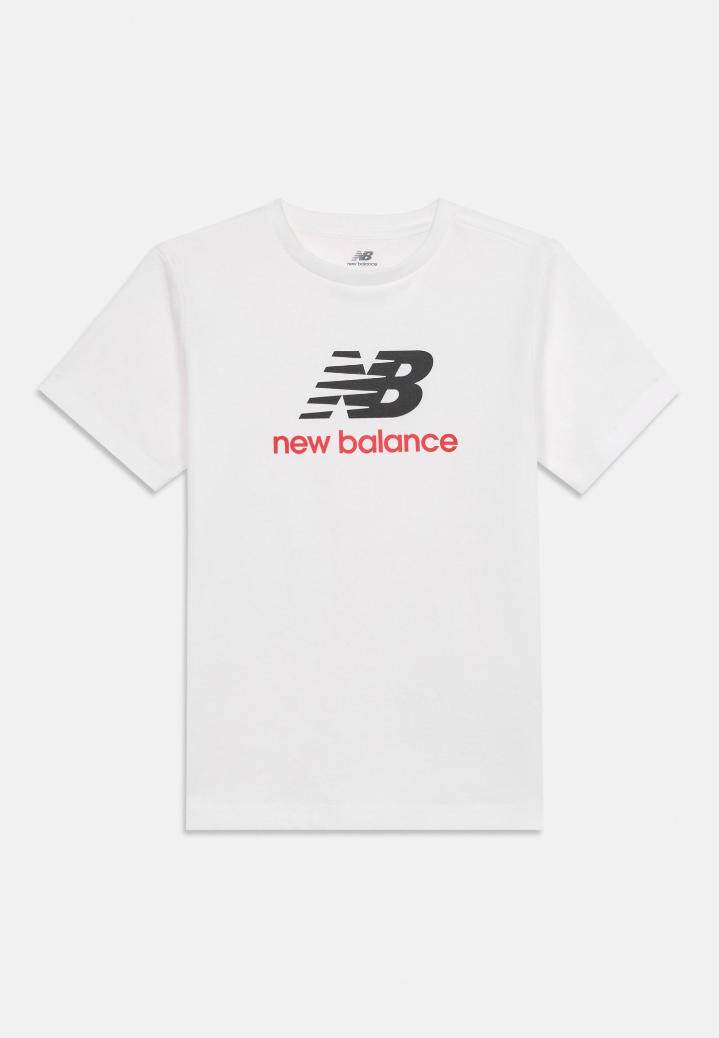 Camiseta blanca de manga corta con el logo "NB" en negro y el texto "new balance" en rojo centrados en el pecho.