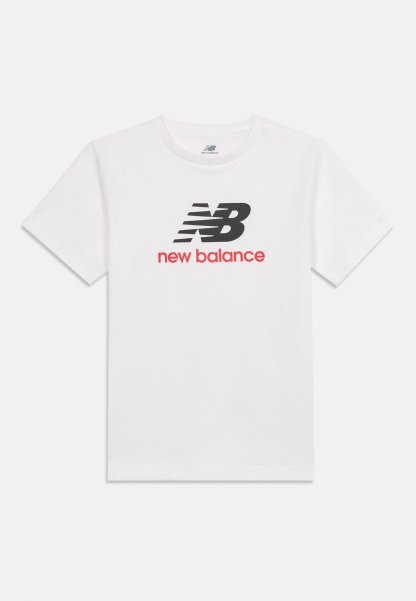 Camiseta blanca de manga corta con el logo "NB" en negro y el texto "new balance" en rojo centrados en el pecho.
