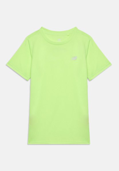 Camiseta deportiva de manga corta en verde neón con cuello redondo y pequeño logo blanco en la parte superior izquierda del pecho.