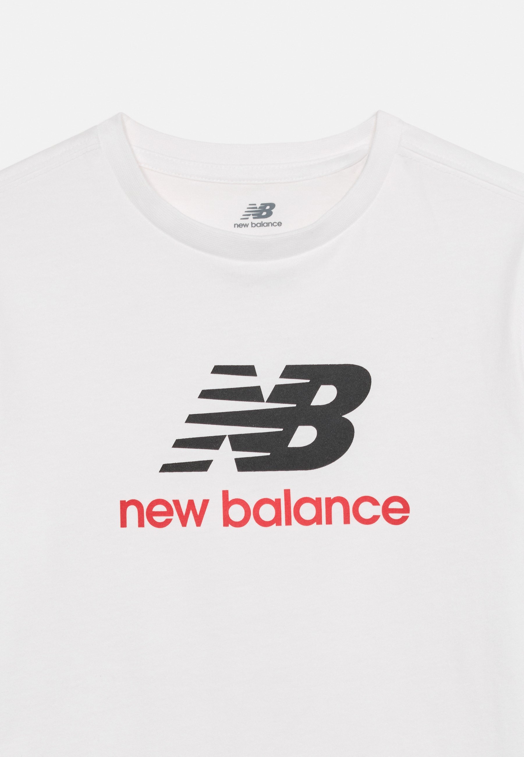 Camiseta blanca de cuello redondo con el logo estilizado "NB" en negro y el texto "new balance" en rojo, centrados en el pecho.
