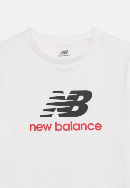 Camiseta blanca de cuello redondo con el logo estilizado "NB" en negro y el texto "new balance" en rojo, centrados en el pecho.