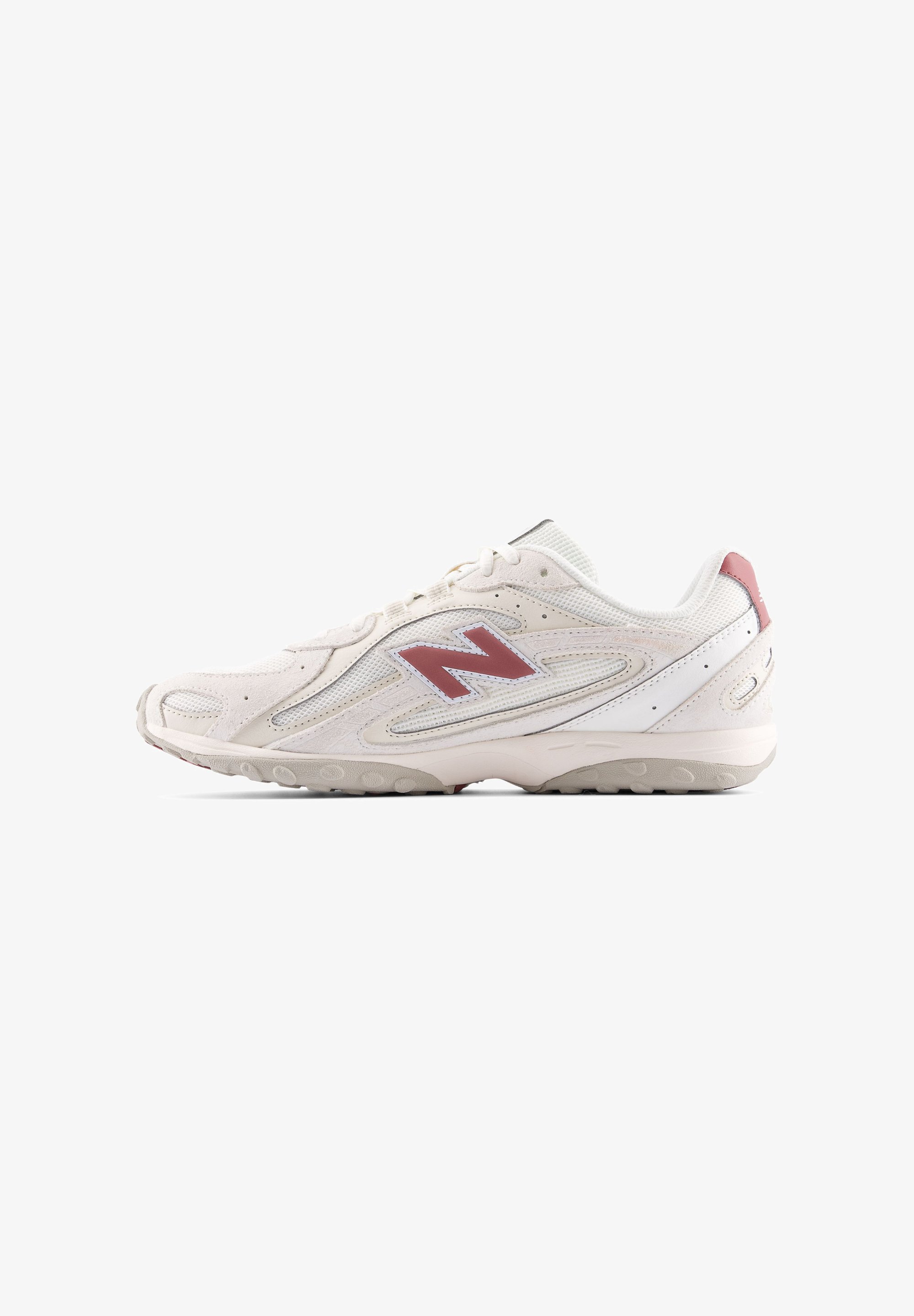 Zapato deportivo blanco con detalles en rojo. Parte superior de malla y material sintético, puntera redondeada, suela acolchada con buen agarre. Presenta un logotipo destacado en el lateral.
