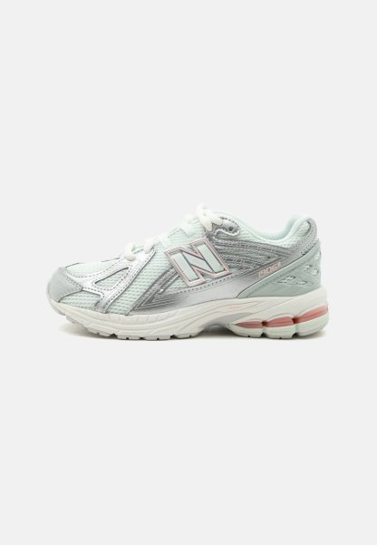 Zapatilla de running azul claro y plateada con cordones blancos y detalles rosas, con una suela acolchada gruesa y el logo de la marca en el lateral.