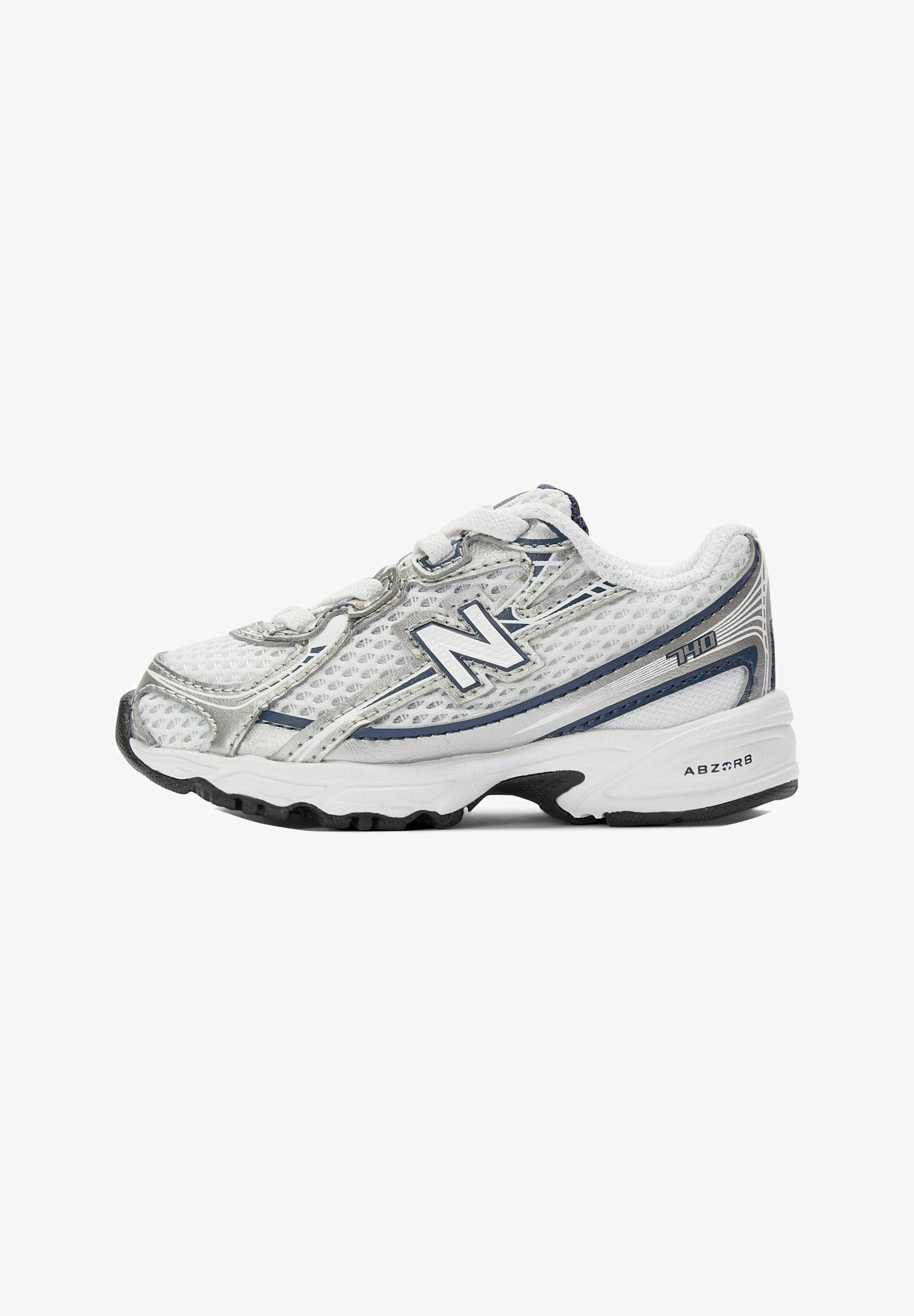 Zapatilla deportiva New Balance blanca y plateada con detalles en azul marino, parte superior de malla, suela gruesa y distintivos "740" y "ABZORB" en el lateral.