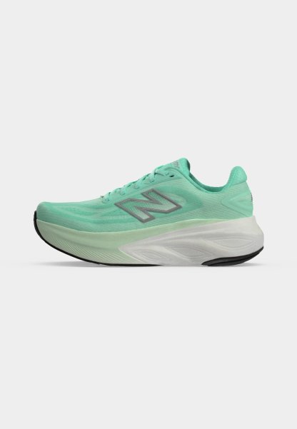 Zapatilla de running New Balance verde claro con suela blanca gruesa y logotipo gris en el lateral, mostrada desde el lado exterior sobre un fondo liso.