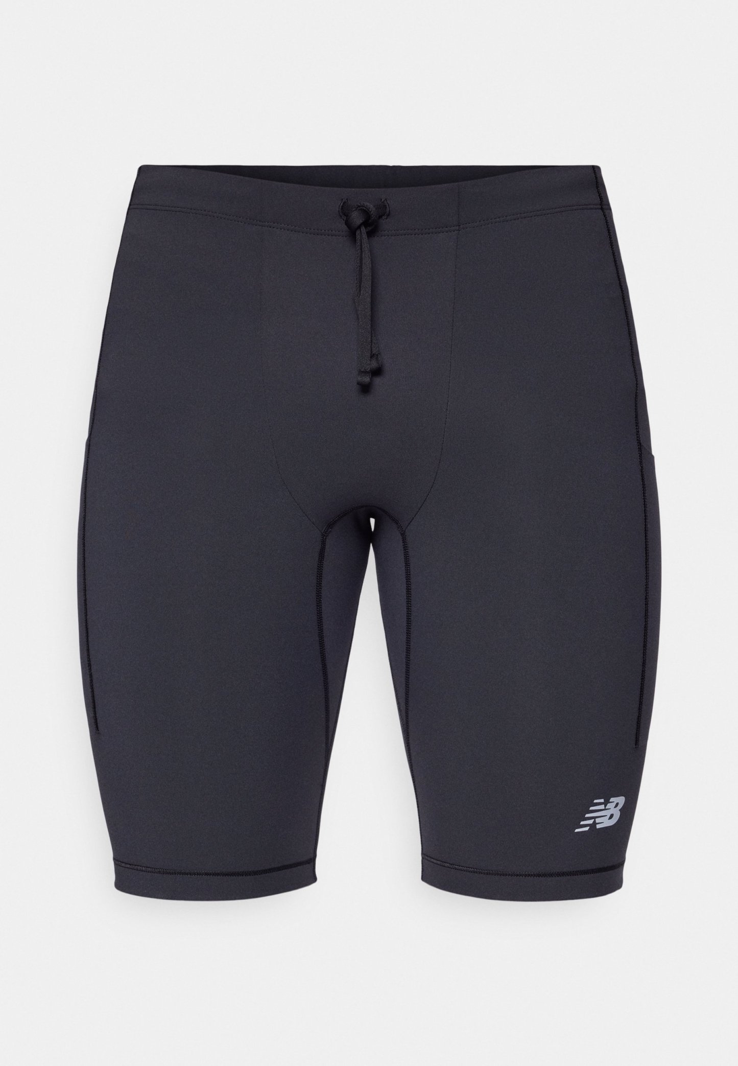 Pantalones cortos deportivos negros con un diseño ajustado, cintura elástica, cierre con cordón y detalle de logo reflectante en el lado inferior.