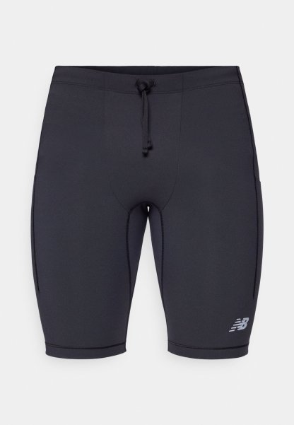 Pantalones cortos deportivos negros con un diseño ajustado, cintura elástica, cierre con cordón y detalle de logo reflectante en el lado inferior.