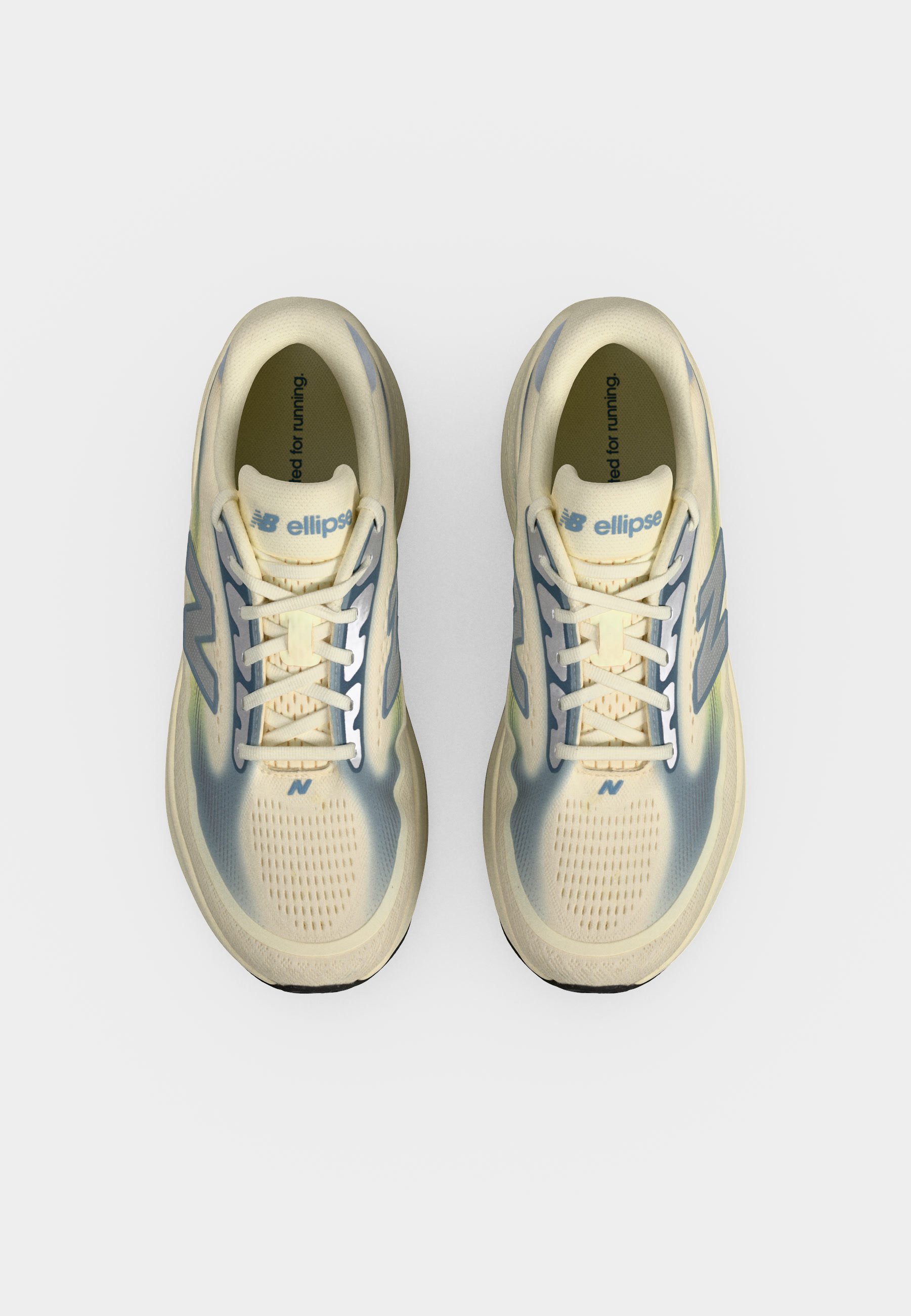 Par de zapatillas de correr New Balance en crema y azul vistas desde arriba con los cordones atados y el nombre de la marca visible en las lengüetas.