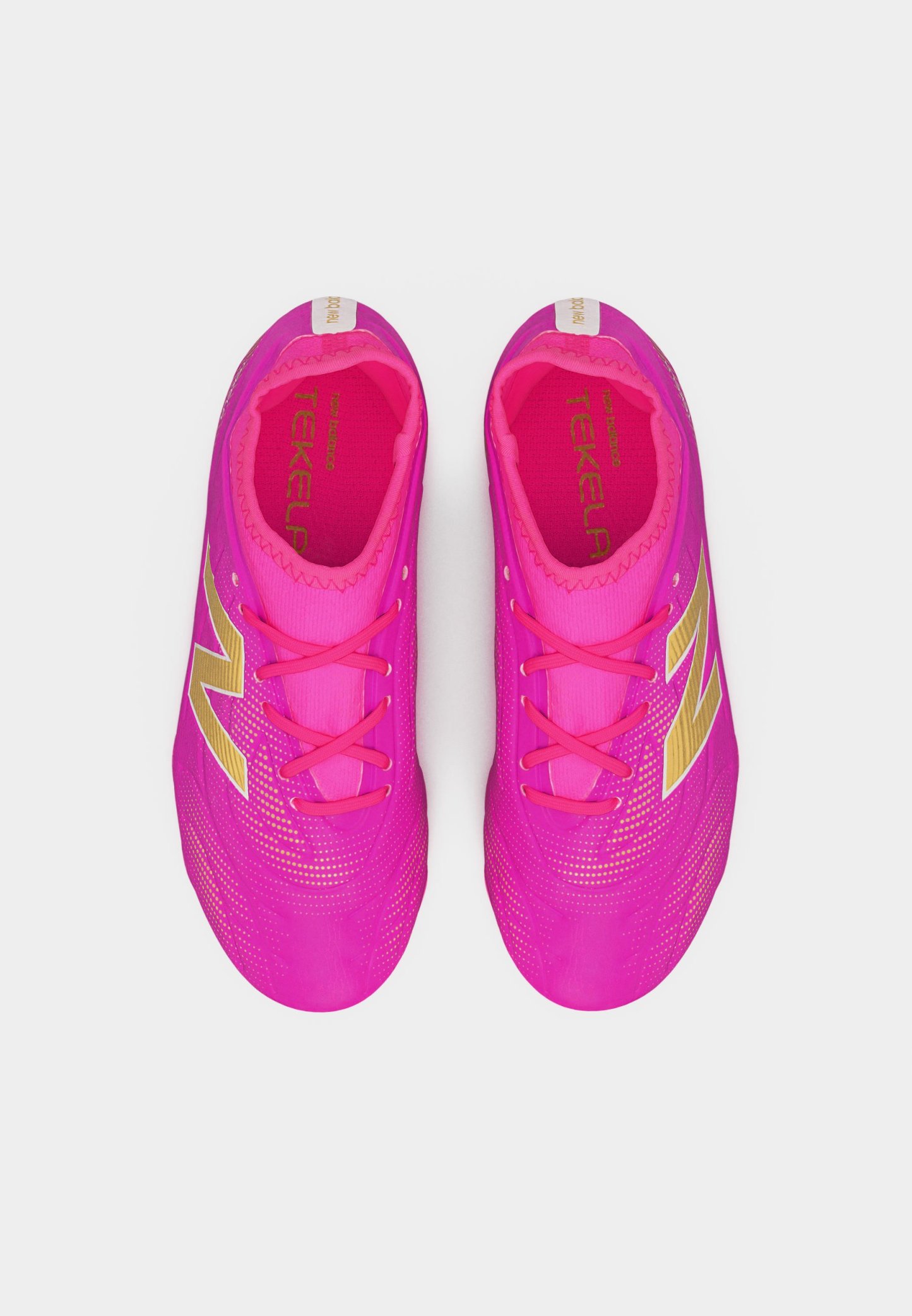 Zapatillas deportivas de color rosa brillante con logotipos "N" dorados, cordones atados, mostradas desde la vista superior sobre un fondo blanco liso.