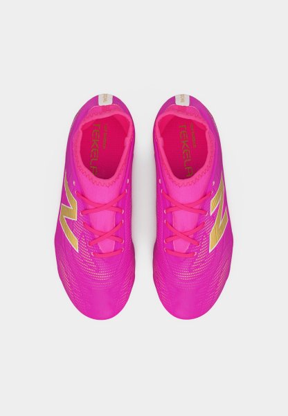 Zapatillas deportivas de color rosa brillante con logotipos "N" dorados, cordones atados, mostradas desde la vista superior sobre un fondo blanco liso.