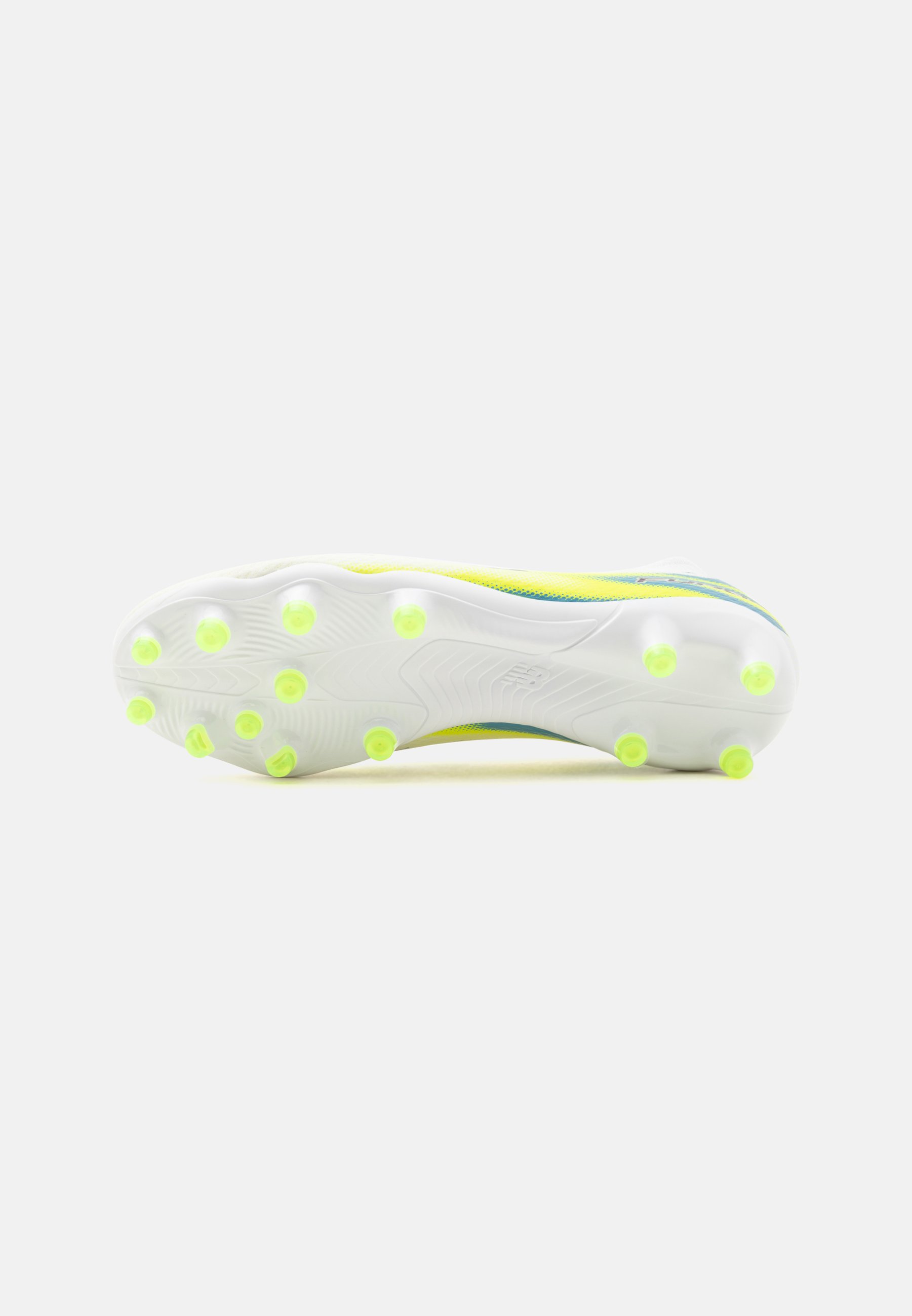 Suela blanca de bota de fútbol con tacos amarillos distribuidos uniformemente para tracción sobre un fondo claro y liso.