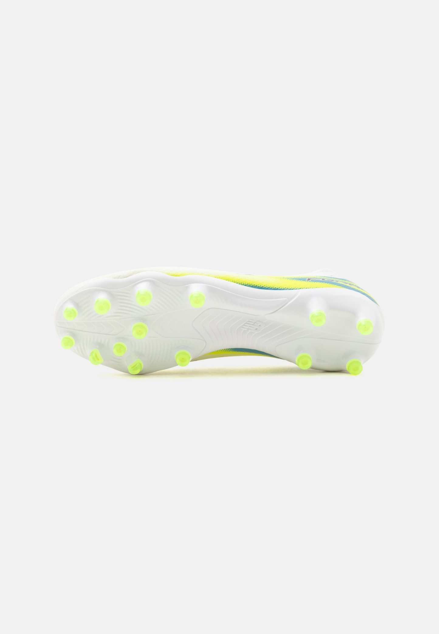 Suela blanca de bota de fútbol con tacos amarillos distribuidos uniformemente para tracción sobre un fondo claro y liso.