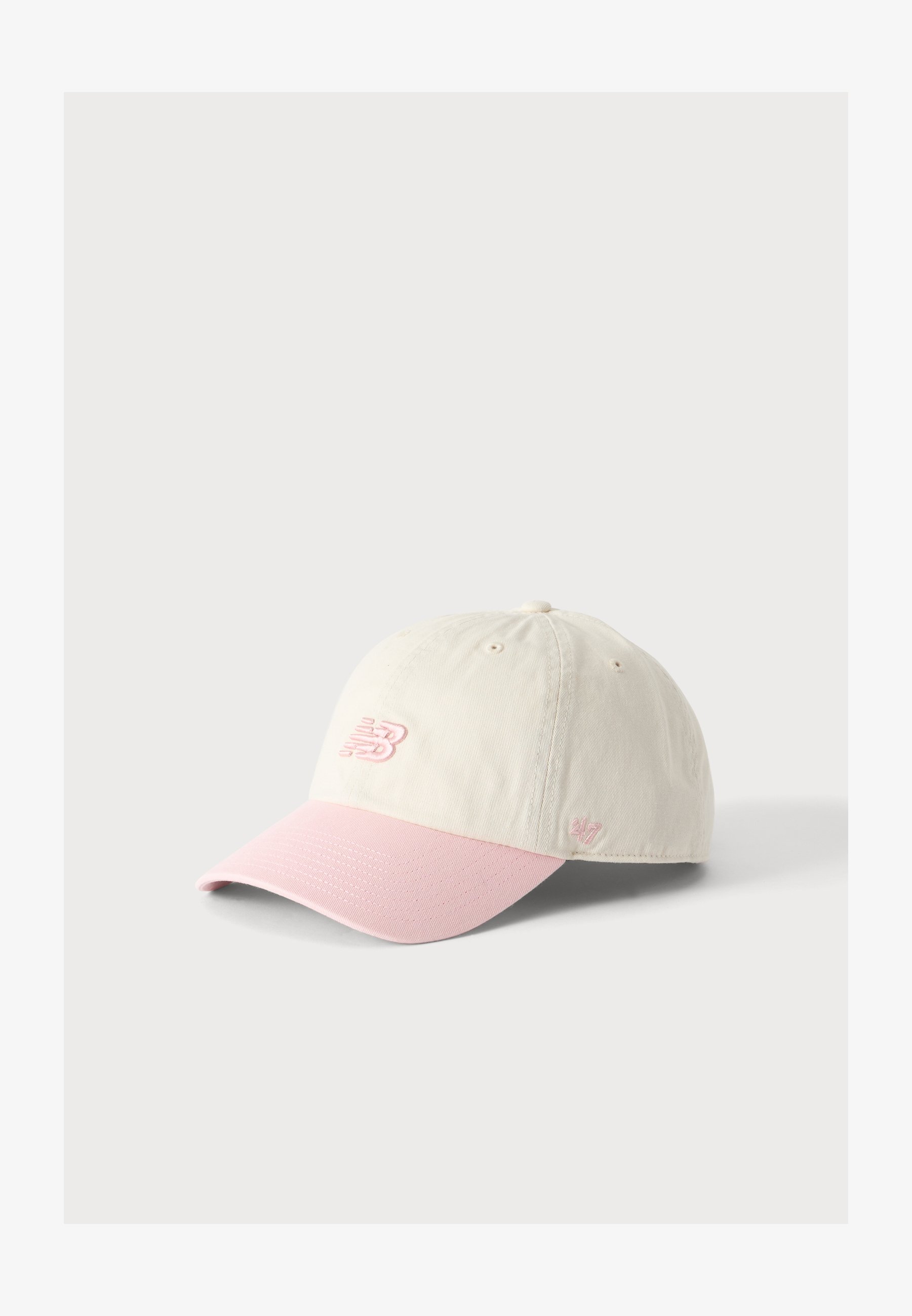 Gorra de béisbol color blanco hueso con una visera curva en rosa claro y logo bordado en rosa en la parte frontal y lateral.