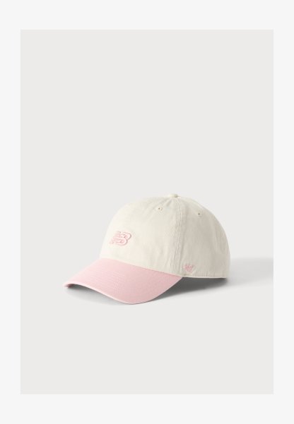 Gorra de béisbol color blanco hueso con una visera curva en rosa claro y logo bordado en rosa en la parte frontal y lateral.