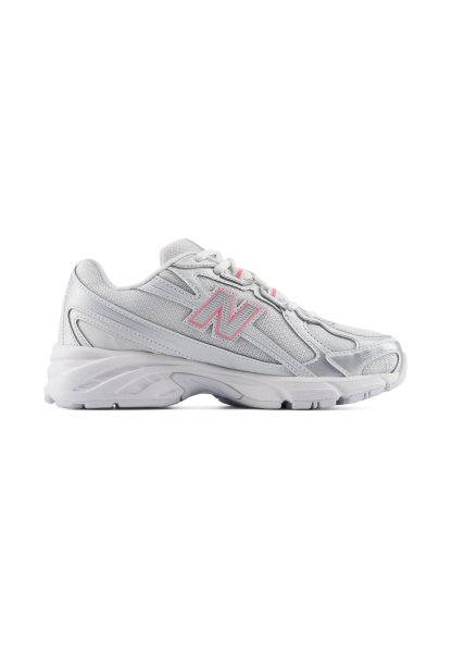 Zapatilla deportiva blanca con el logo "N" con borde rosa, parte superior de malla y sintética, suela acolchada y cierre de cordones, vista desde un lado.