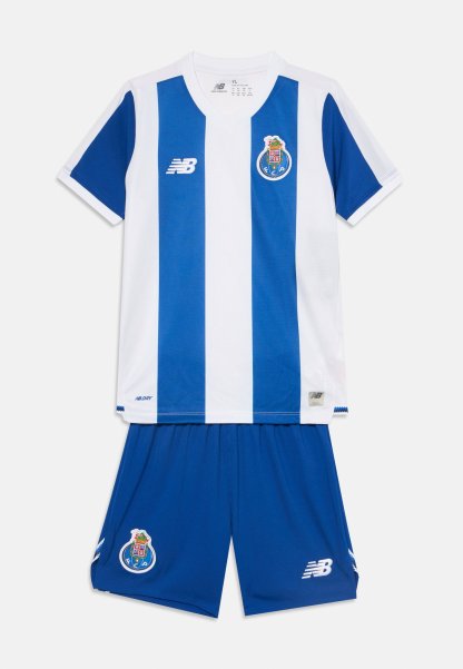 Camiseta de fútbol a rayas azul y blanca con pantalones cortos azules a juego, con logos de New Balance y emblemas del club de fútbol Porto en ambas piezas.