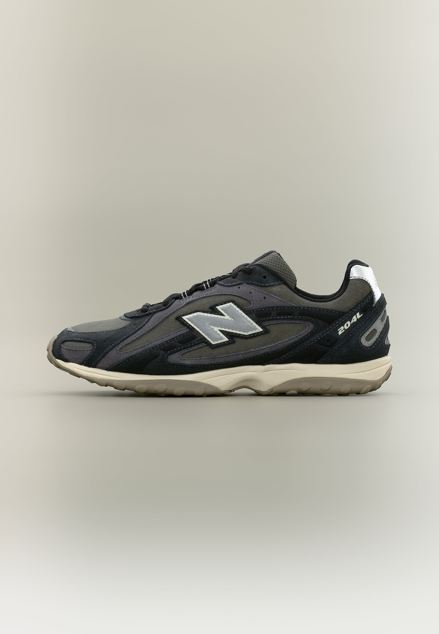Zapatilla New Balance 204L en negro y gris con logo blanco y suela beige, vista de perfil sobre un fondo liso.