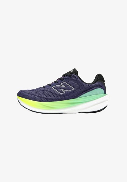 Zapatilla deportiva de malla color púrpura oscuro con una entresuela blanca. Presenta un talón negro, detalles verdes y un logo plateado. Diseño ligero y de perfil bajo.