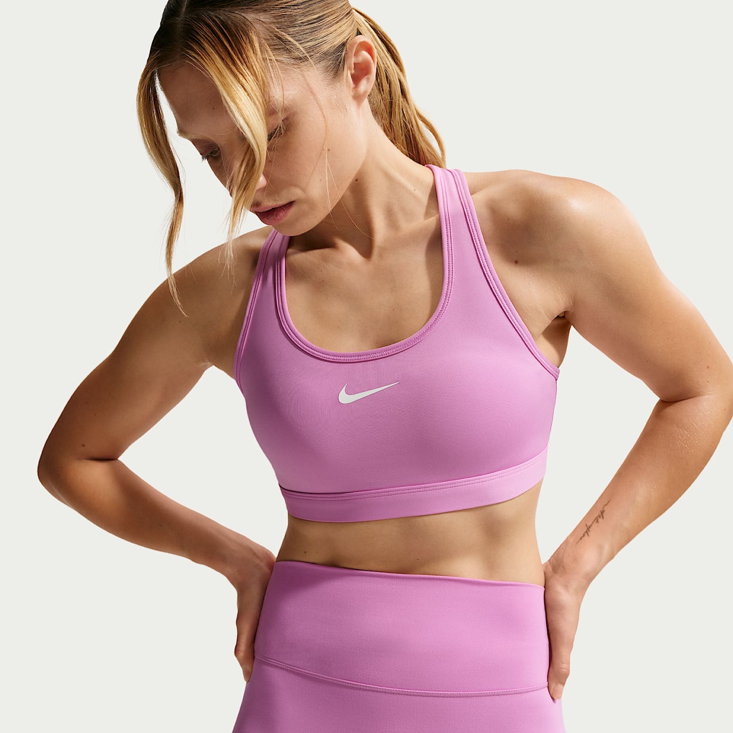 Nike Swoosh - Nike Swoosh gepolsterter Sport-BH mit mittlerem Halt