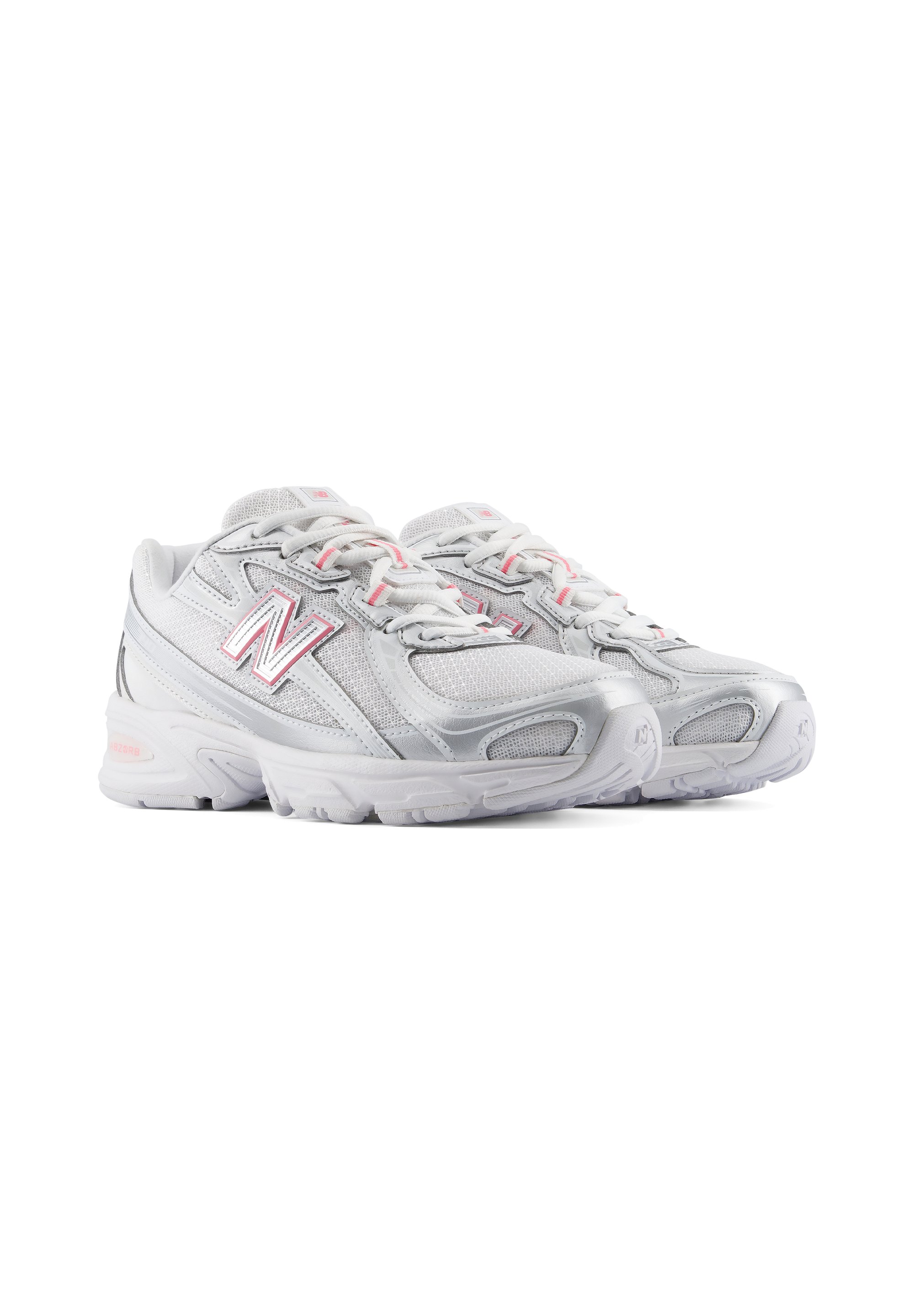 Par de zapatillas deportivas blancas y plateadas con detalles en rosa y logo "N", con parte superior de malla y materiales sintéticos, vista lateral sobre fondo blanco.