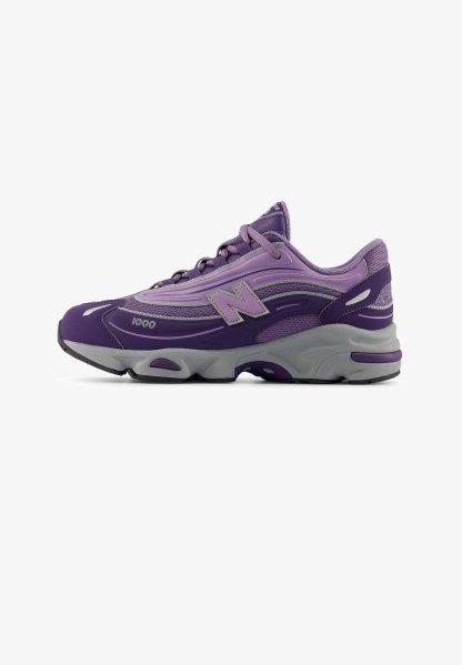 Zapatilla deportiva púrpura con un diseño elegante, que combina materiales de malla y sintéticos, suela acolchada y un destacado logo "N" en el lateral.