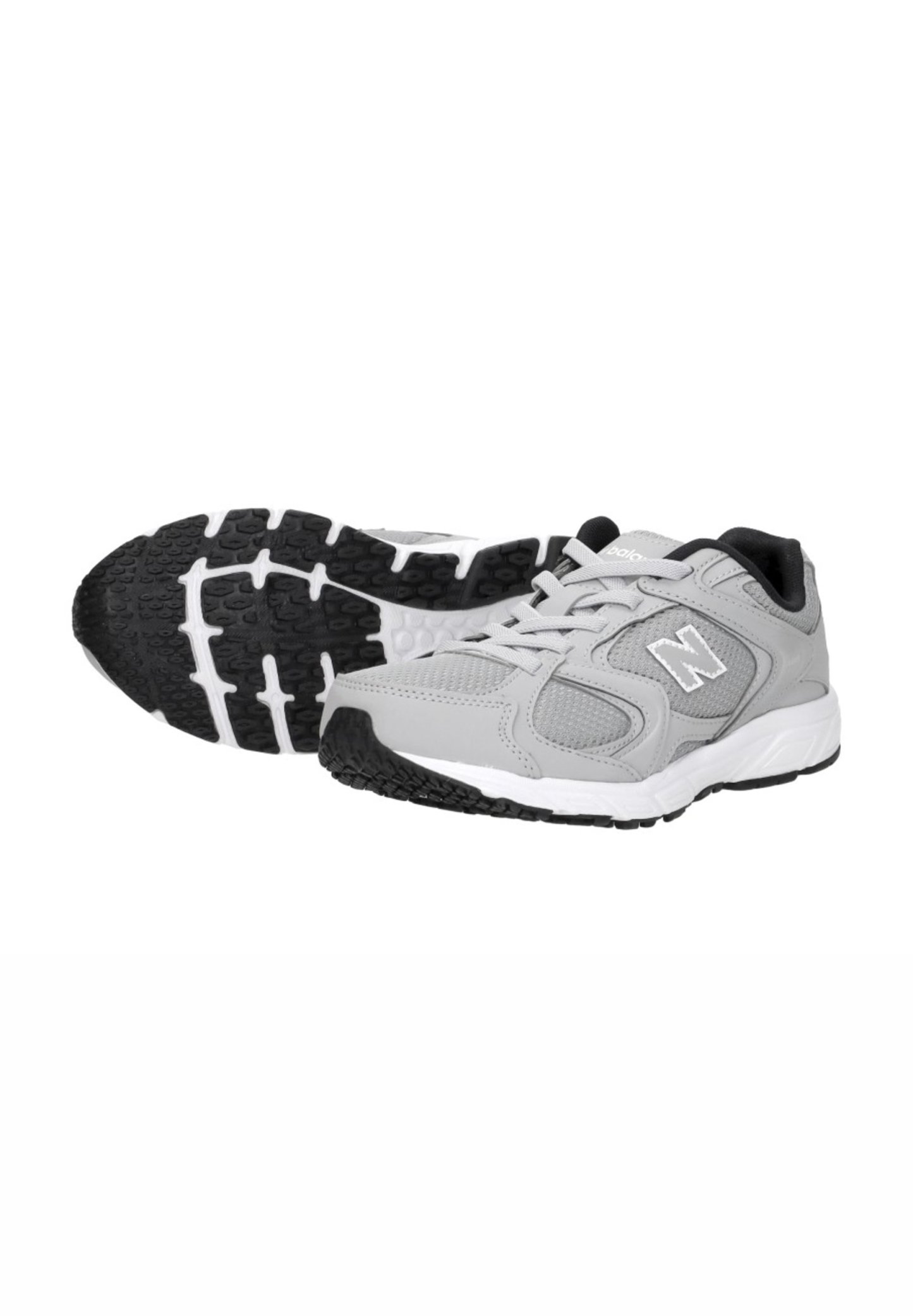 Par de zapatillas de correr New Balance grises con suelas de goma negras y blancas, parte superior de malla y sintética, y cierre de cordones.