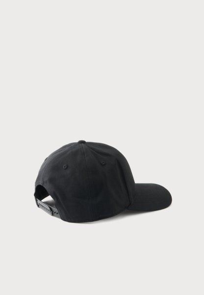 Gorra de béisbol negra ajustable con visera curva mostrada desde atrás sobre un fondo claro y liso.