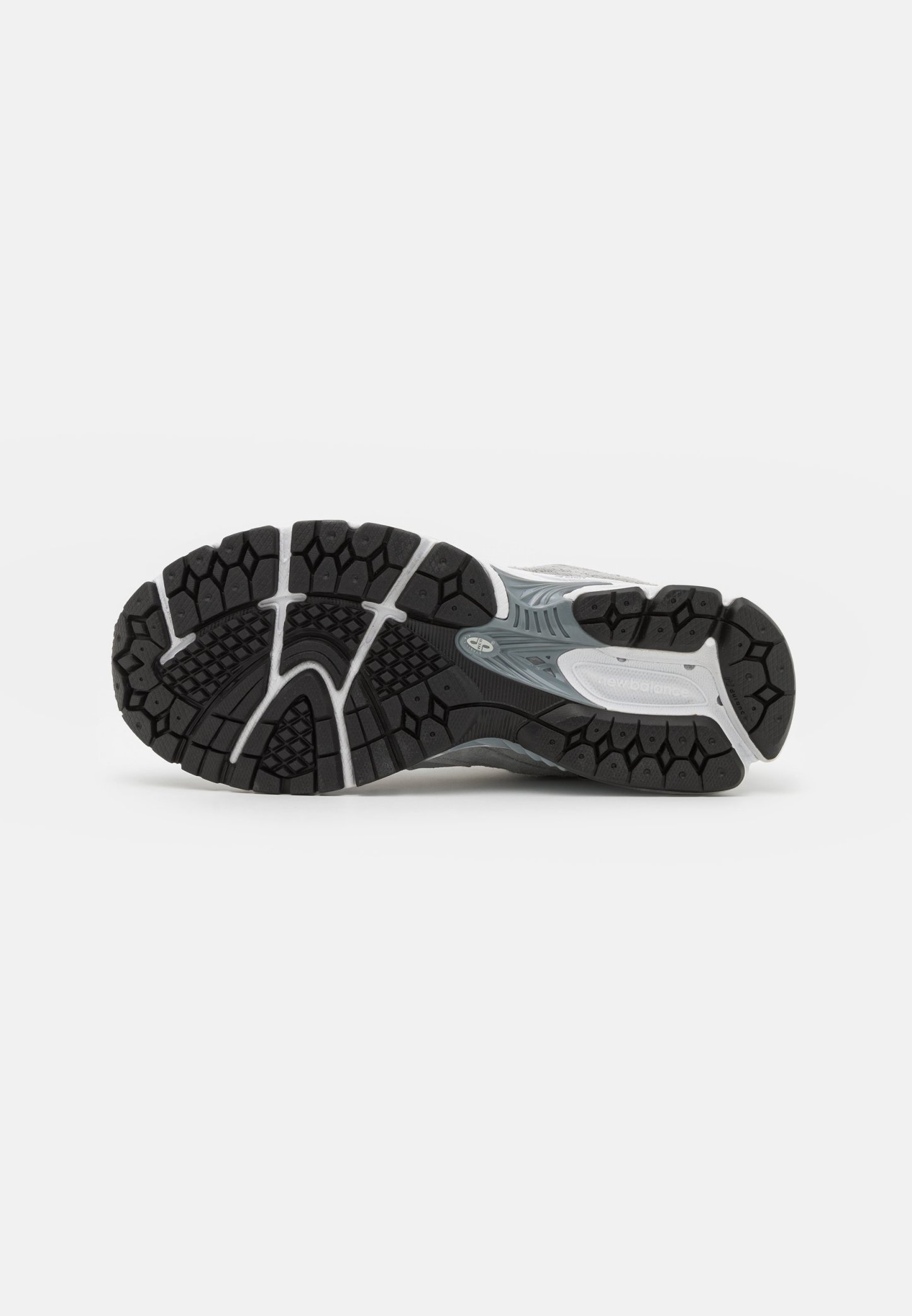 Suela de zapatilla deportiva con un diseño de goma negra, patrones hexagonales texturizados, acentos en blanco y una forma curva y ergonómica.
