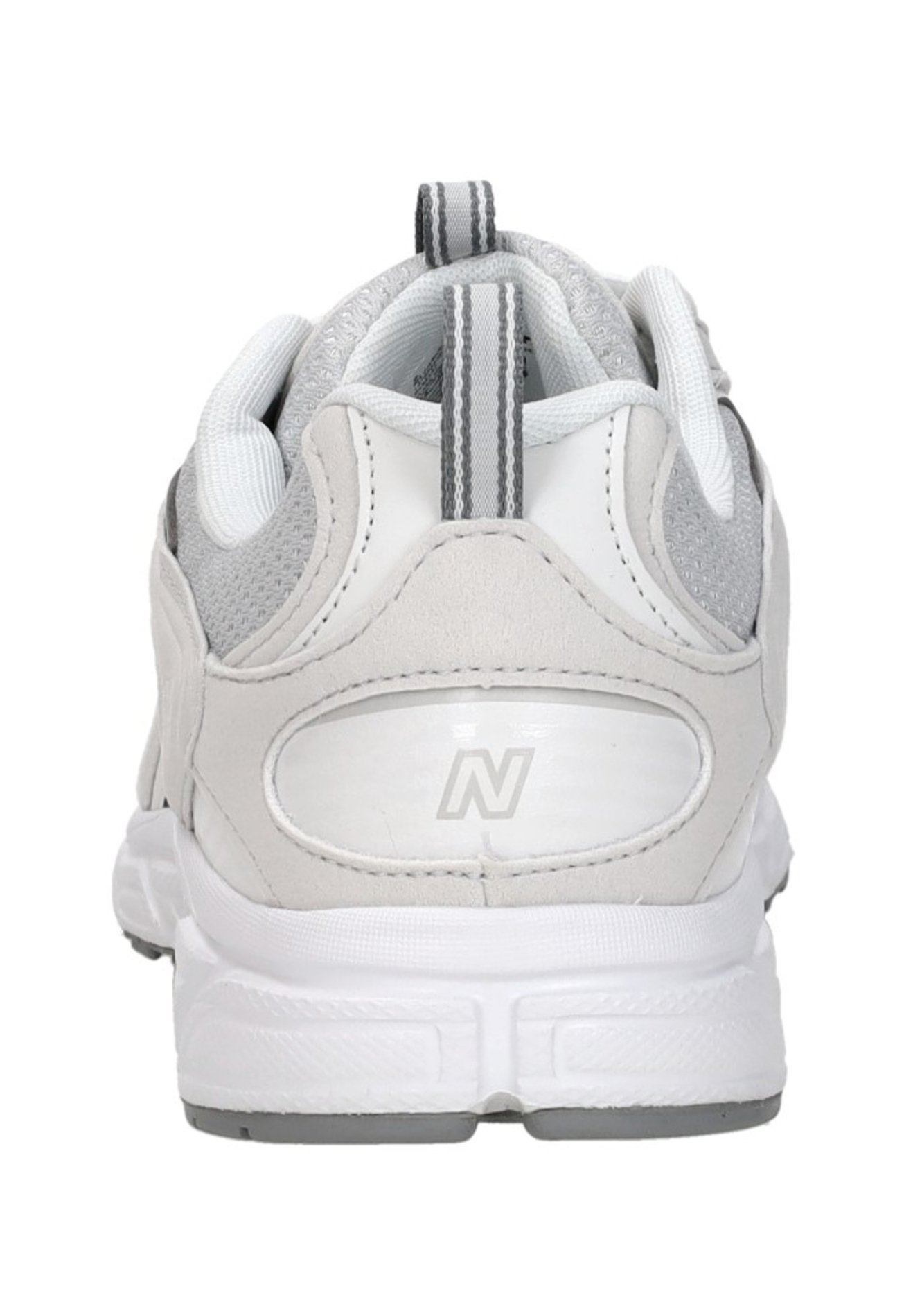Zapatilla deportiva blanca y gris vista desde atrás con cuello acolchado, lengüeta para tirar y logo "N" en el panel del talón.