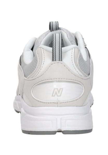 Zapatilla deportiva blanca y gris vista desde atrás con cuello acolchado, lengüeta para tirar y logo "N" en el panel del talón.