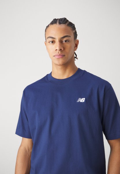 Camiseta de algodón azul marino con cuello redondo y mangas cortas, que presenta un pequeño logo blanco "NB" en la zona del pecho izquierdo.