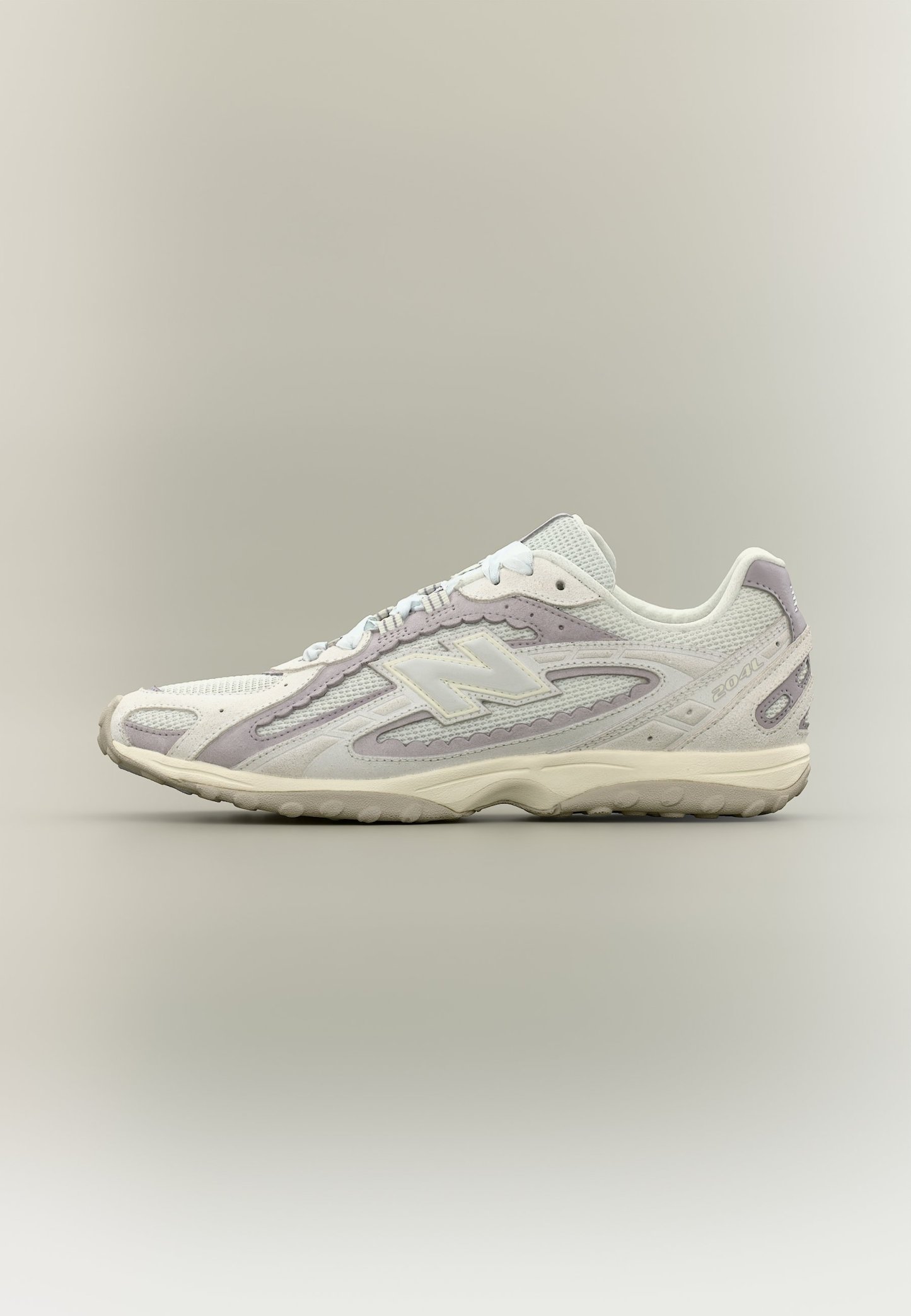 Zapatilla New Balance blanca y gris claro con parte superior de malla y ante, suela acolchada y diseño con cordones, mostrada de perfil.
