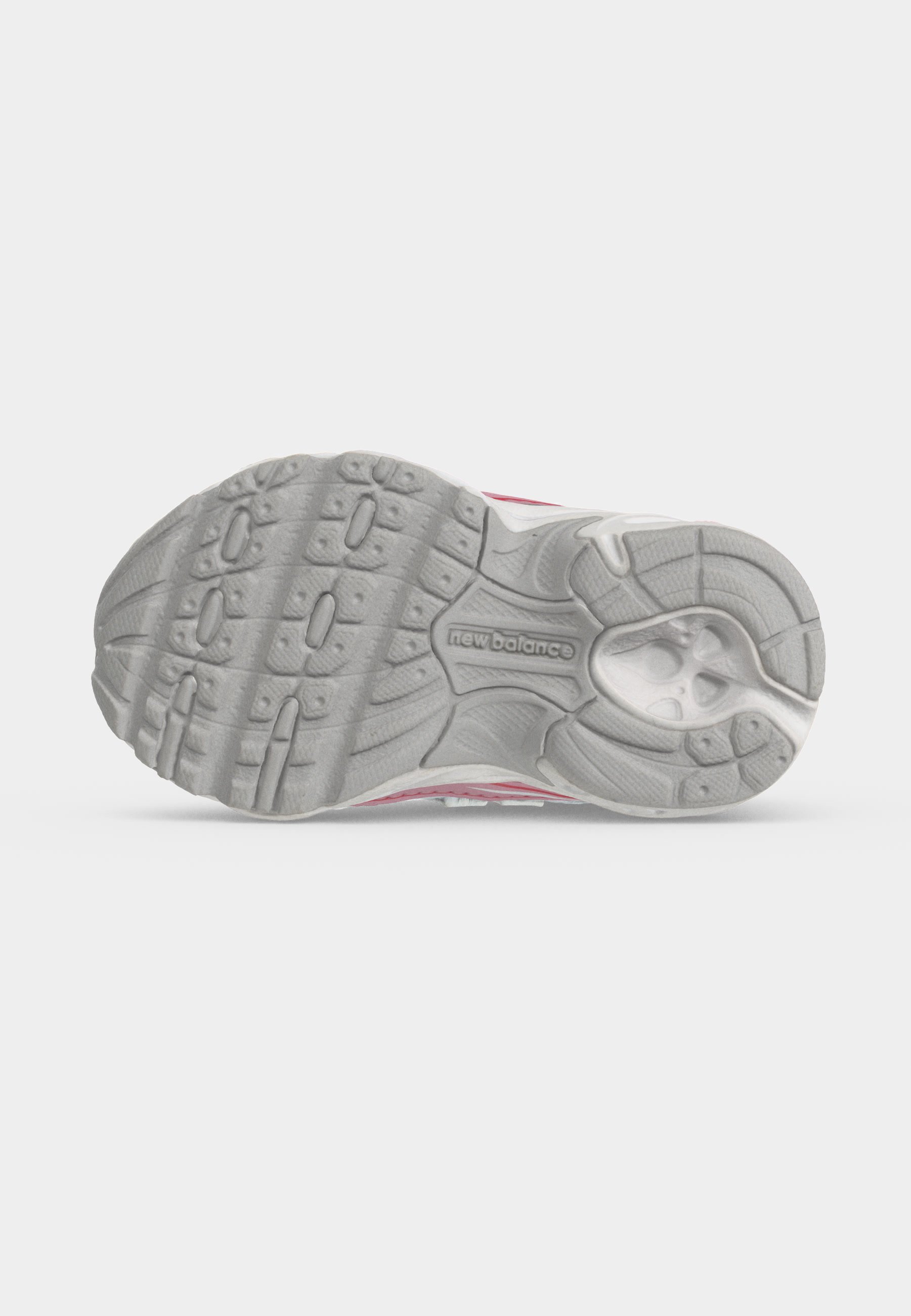 Suela de una zapatilla de correr New Balance que muestra dibujo gris texturizado con patrones rectangulares y circulares para agarre y soporte.