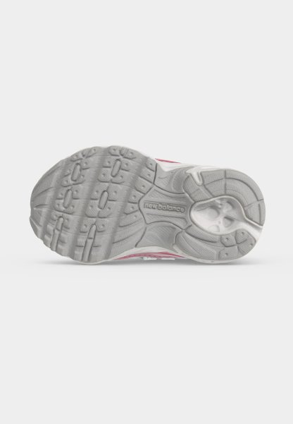 Suela de una zapatilla de correr New Balance que muestra dibujo gris texturizado con patrones rectangulares y circulares para agarre y soporte.