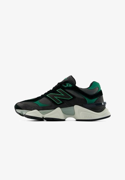 Zapatilla deportiva negra y verde con paneles de malla y ante, suela blanca gruesa y un gran logotipo N verde contorneado en el lateral.