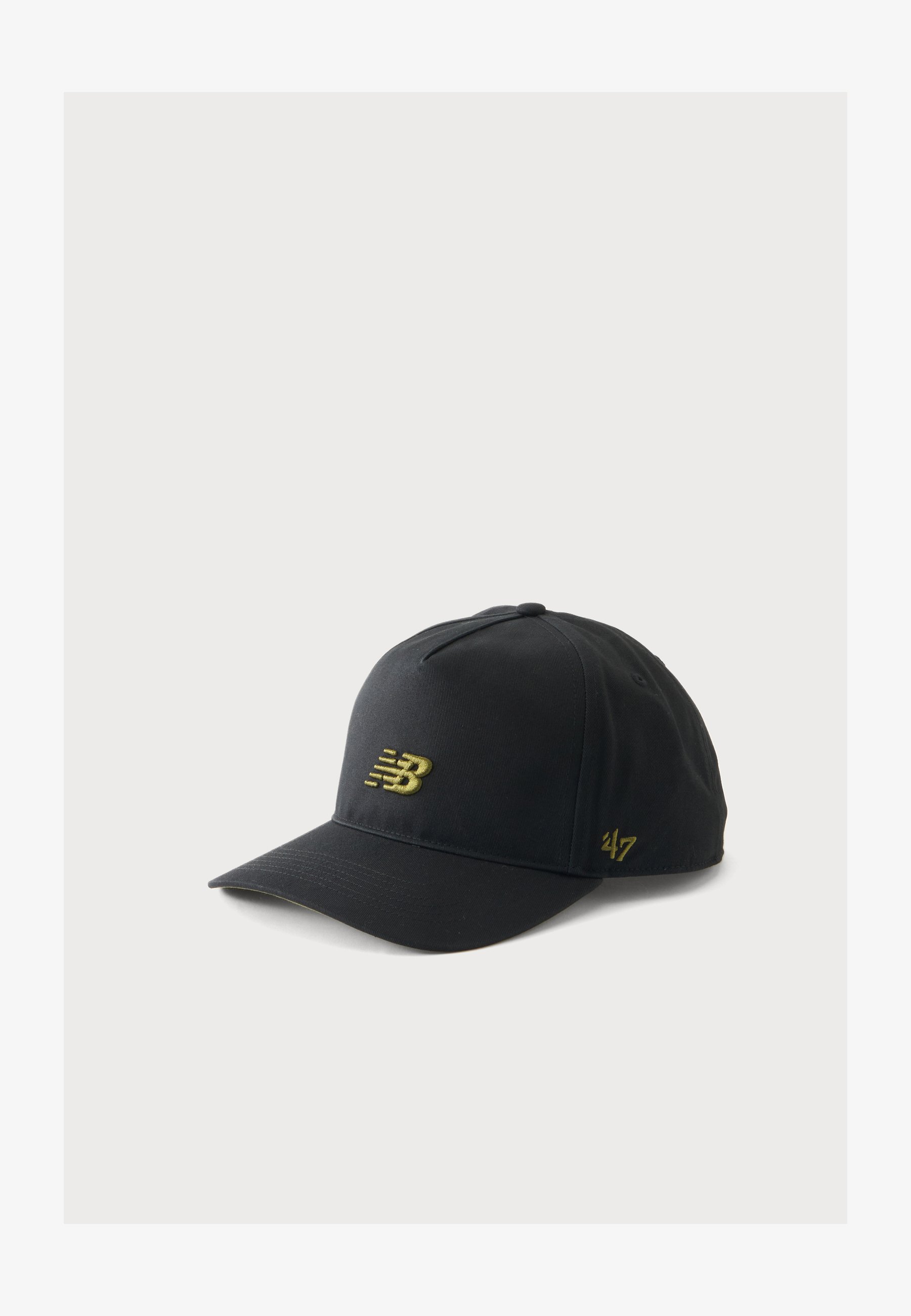 Gorra de béisbol negra con el logo amarillo de New Balance en la parte frontal y el logo amarillo '47' en el lateral, mostrada sobre un fondo claro y sencillo.