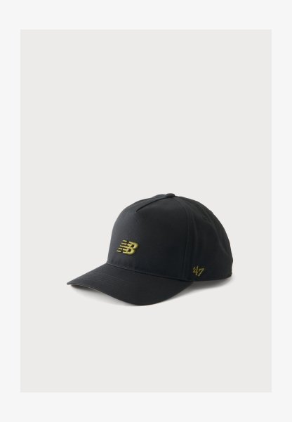 Gorra de béisbol negra con el logo amarillo de New Balance en la parte frontal y el logo amarillo '47' en el lateral, mostrada sobre un fondo claro y sencillo.