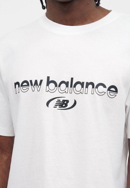 Camiseta blanca con texto de logo negro "new balance" y emblema estilizado "NB" en el pecho, usada por una persona de piel oscura.