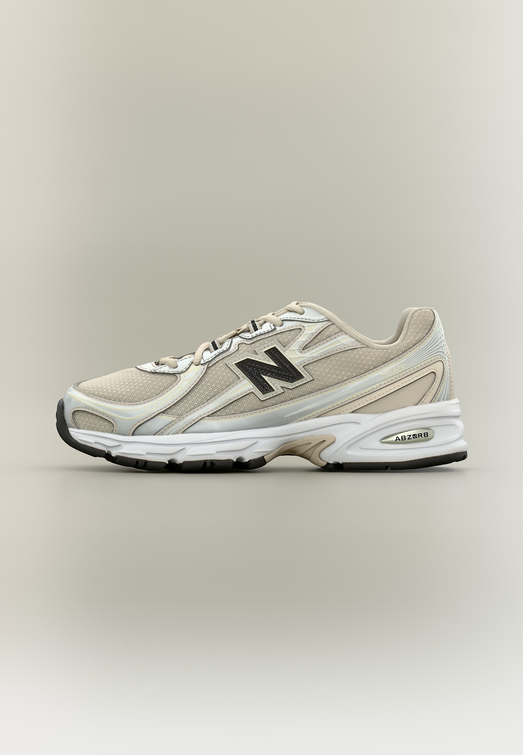 Zapatilla deportiva New Balance beige y blanca con paneles de malla, logo negro en el lateral y suela blanca acolchada con etiqueta de tecnología ABSORB.