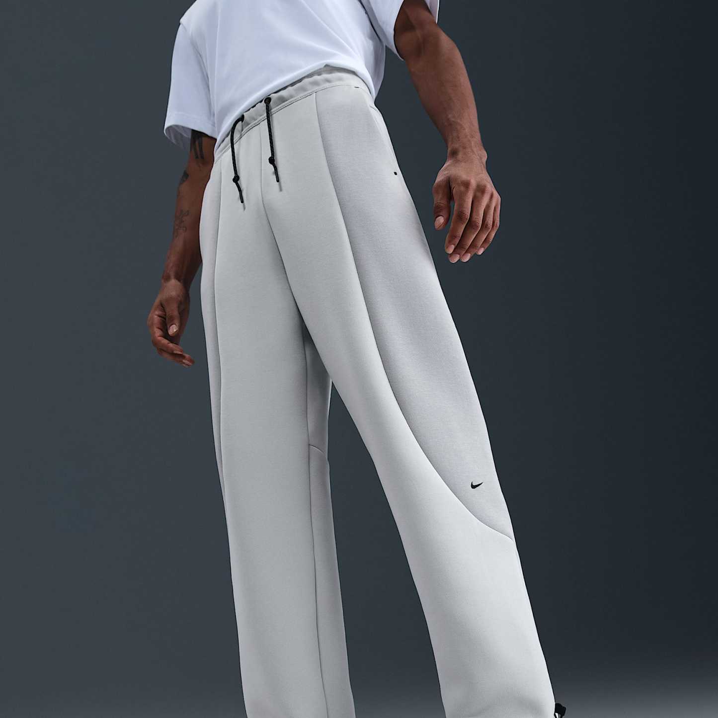 Nike Tech - Nike Tech Fleece-Hose mit offenem Saum und Farbblock-Design (Herren)
