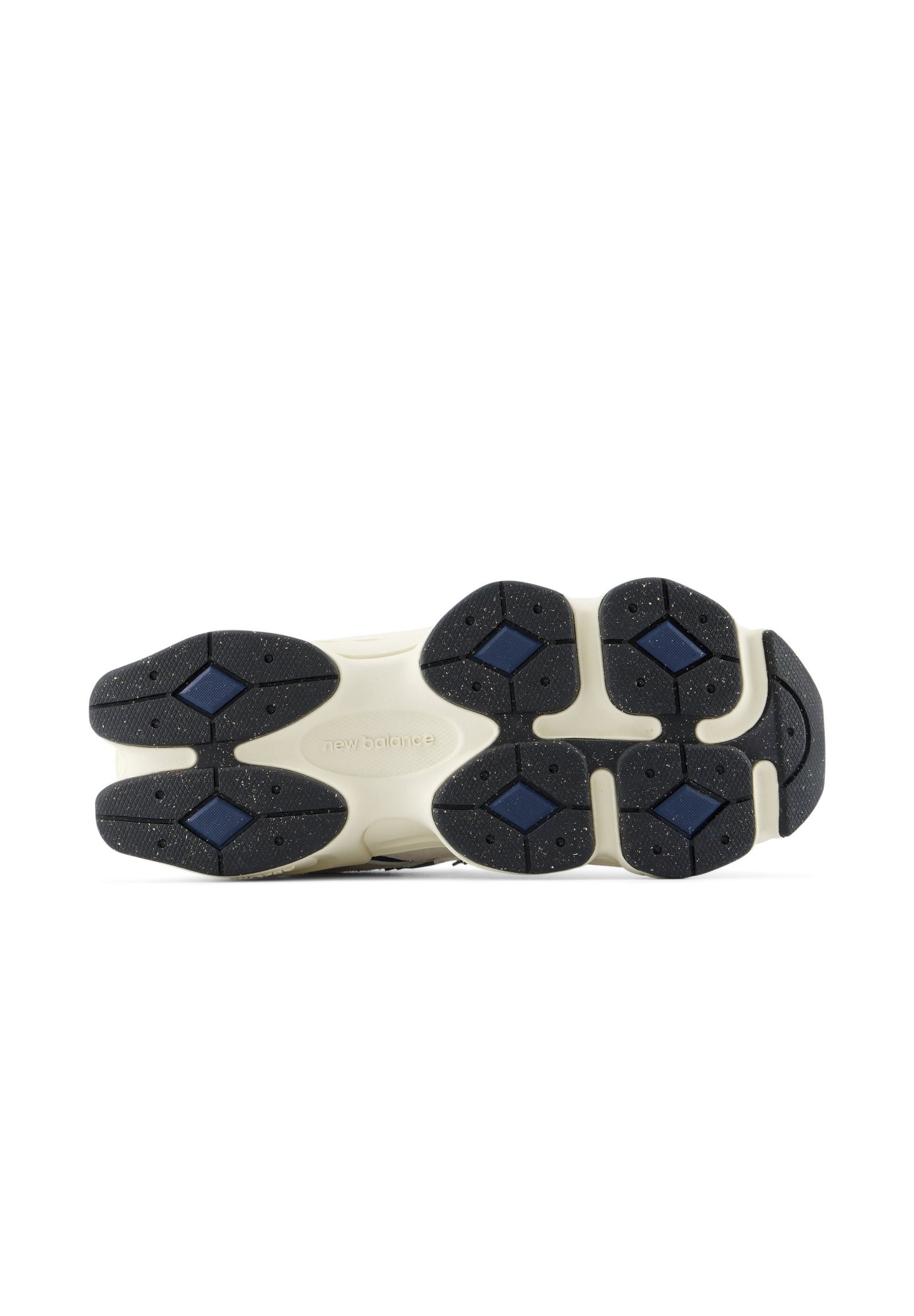 Suela exterior de un zapato New Balance que muestra una suela blanca con seis almohadillas de tracción de goma negra, cada una con una forma de diamante azul en el centro.