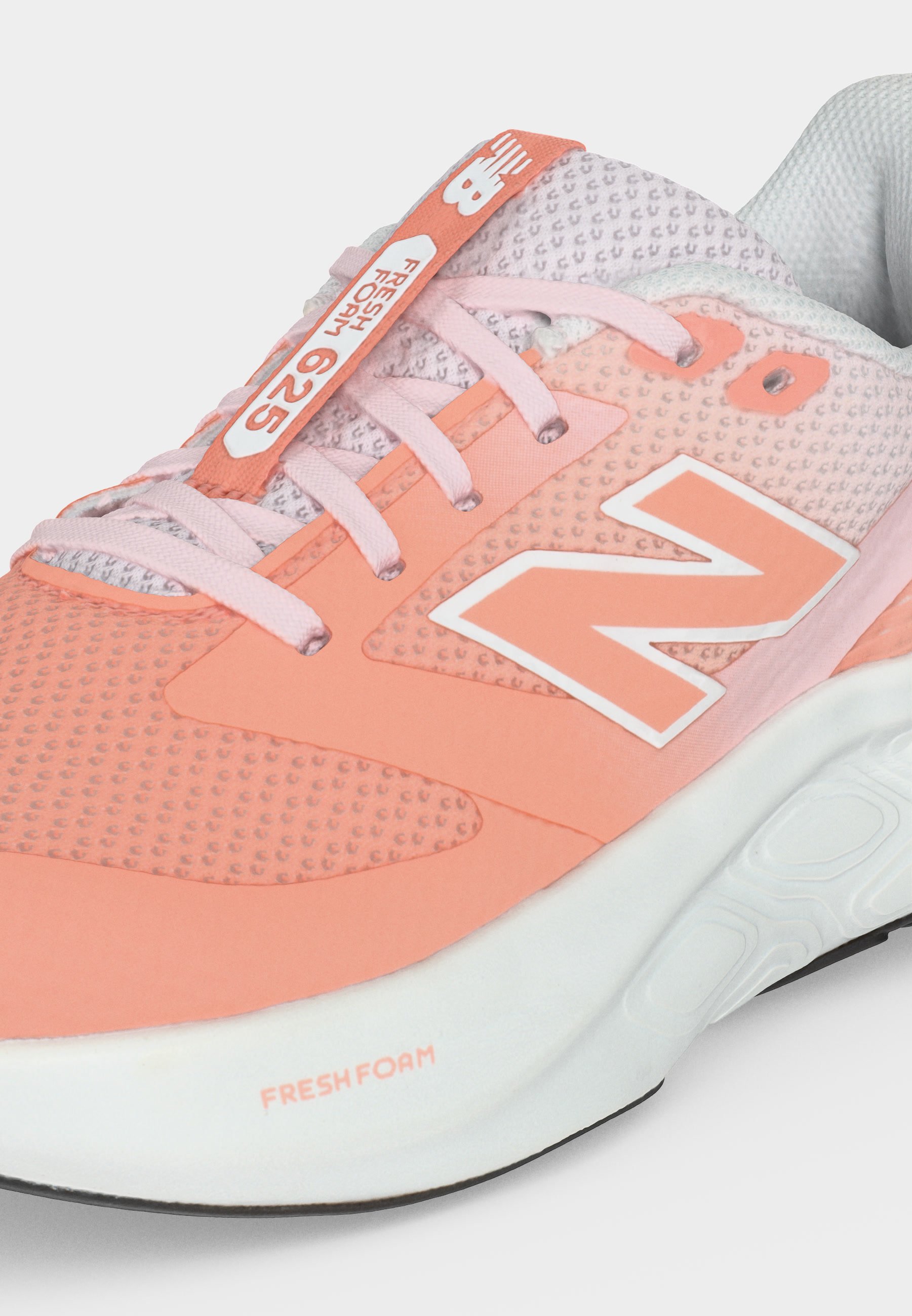 Zapatilla New Balance en rosa claro y melocotón con suela blanca, etiqueta "Fresh Foam 625" en la lengüeta y la entresuela, y gran logo "N" en el lateral.